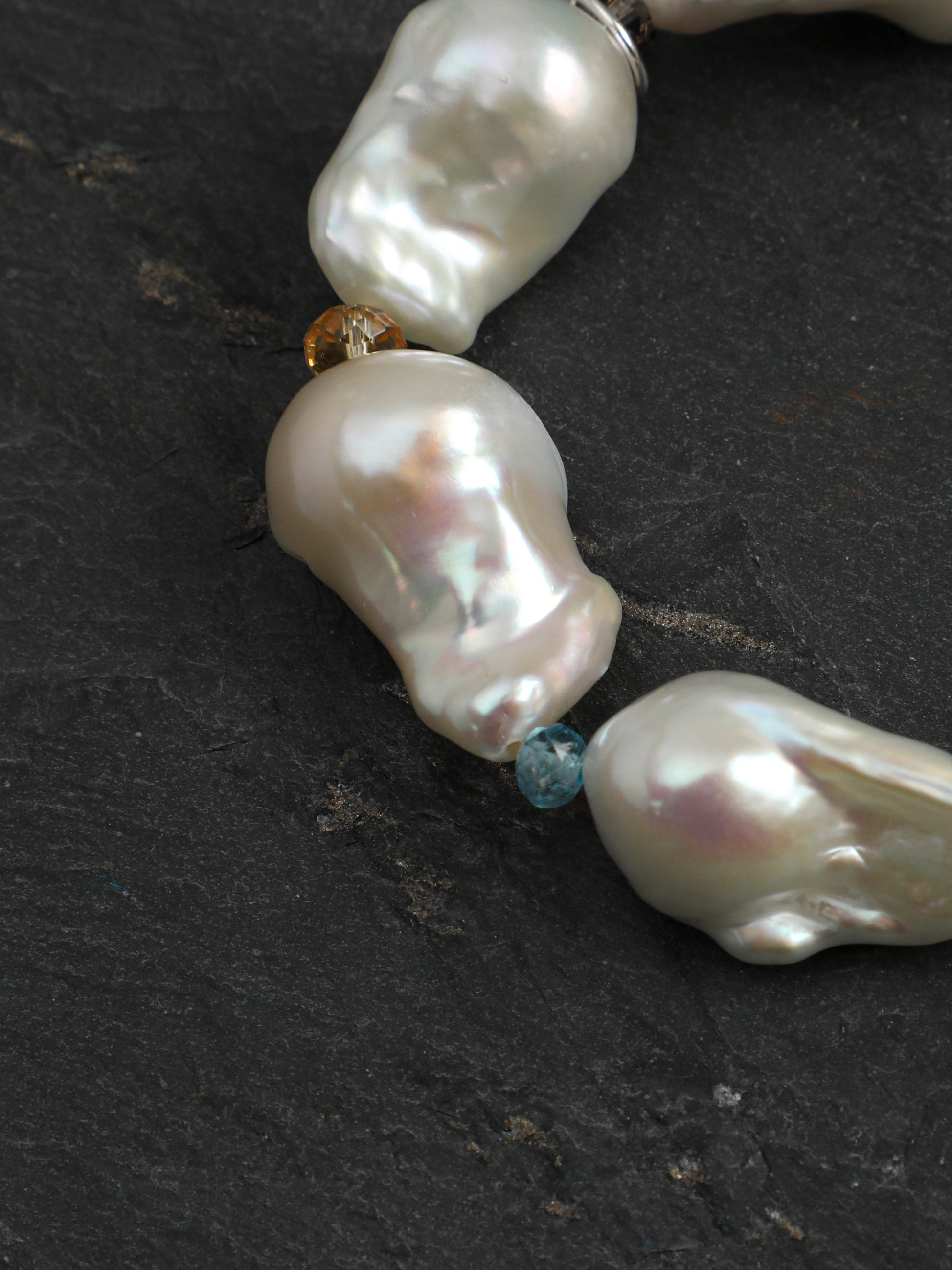 Large Baroque pearl and multi-gemstone bracelet – image 5