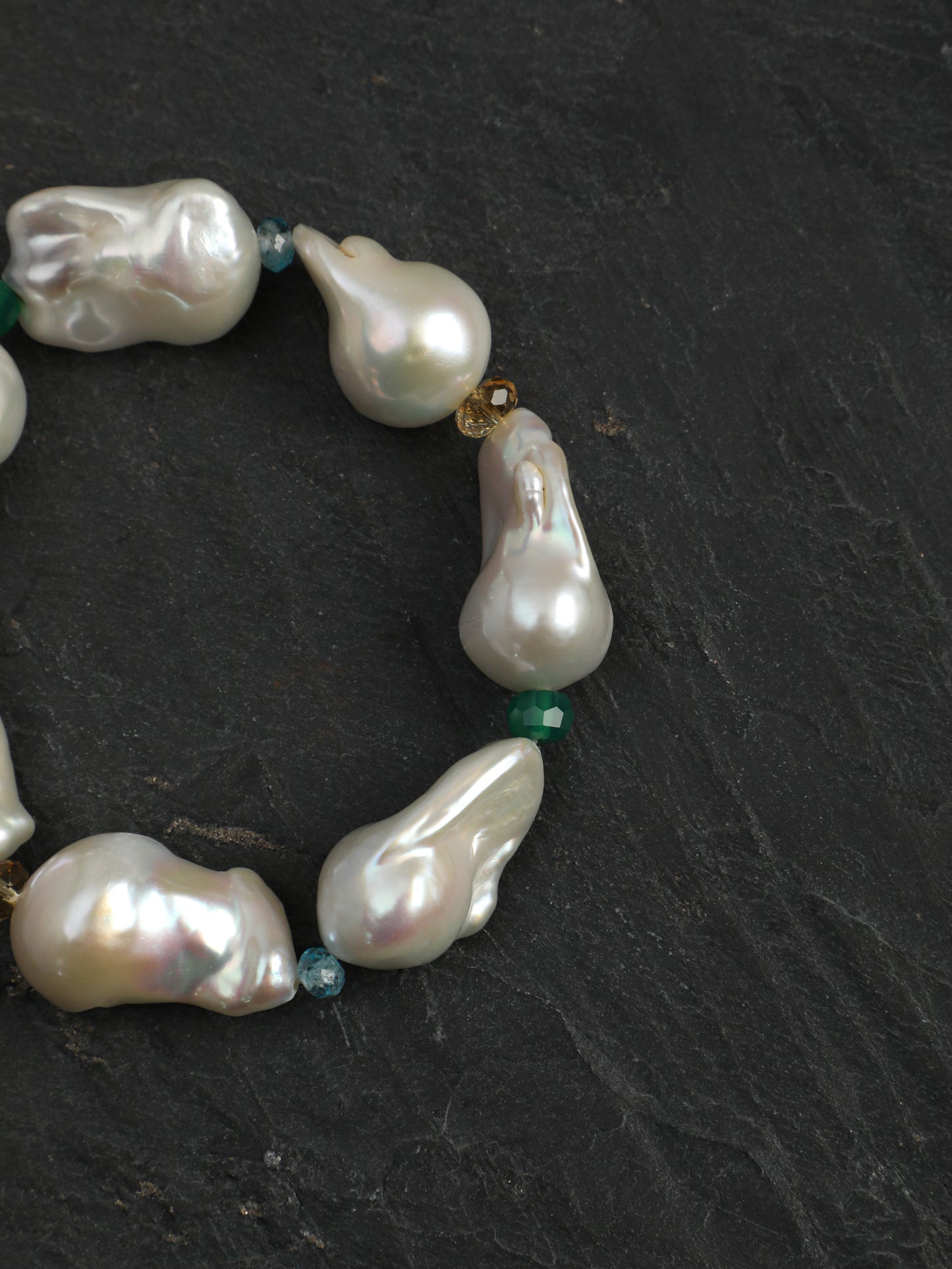 Large Baroque pearl and multi-gemstone bracelet – image 6