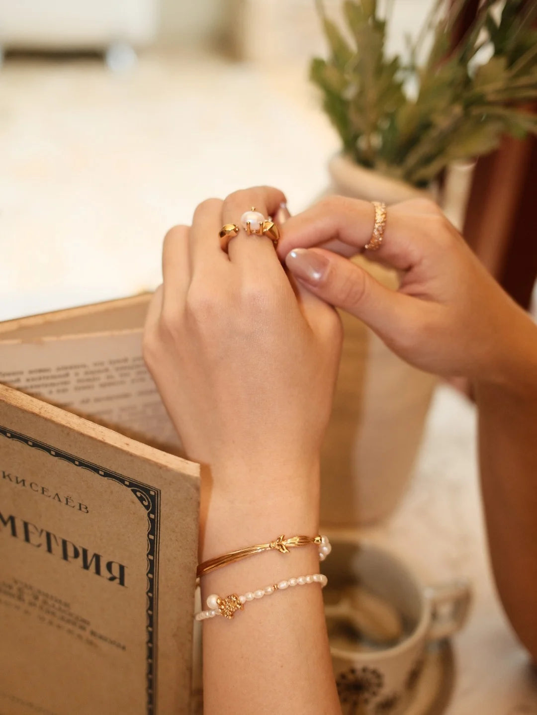 Faceted Pearl Claw Open Ring in gold, everyday lifestyle styling