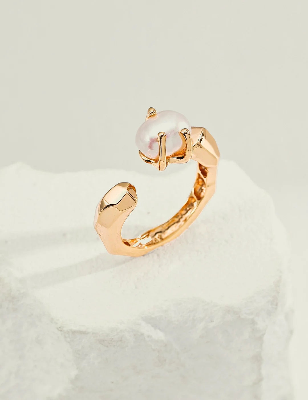 Faceted Pearl Claw Open Ring in gold, 18K gold-plated 925 sterling silver with a cultured freshwater pearl