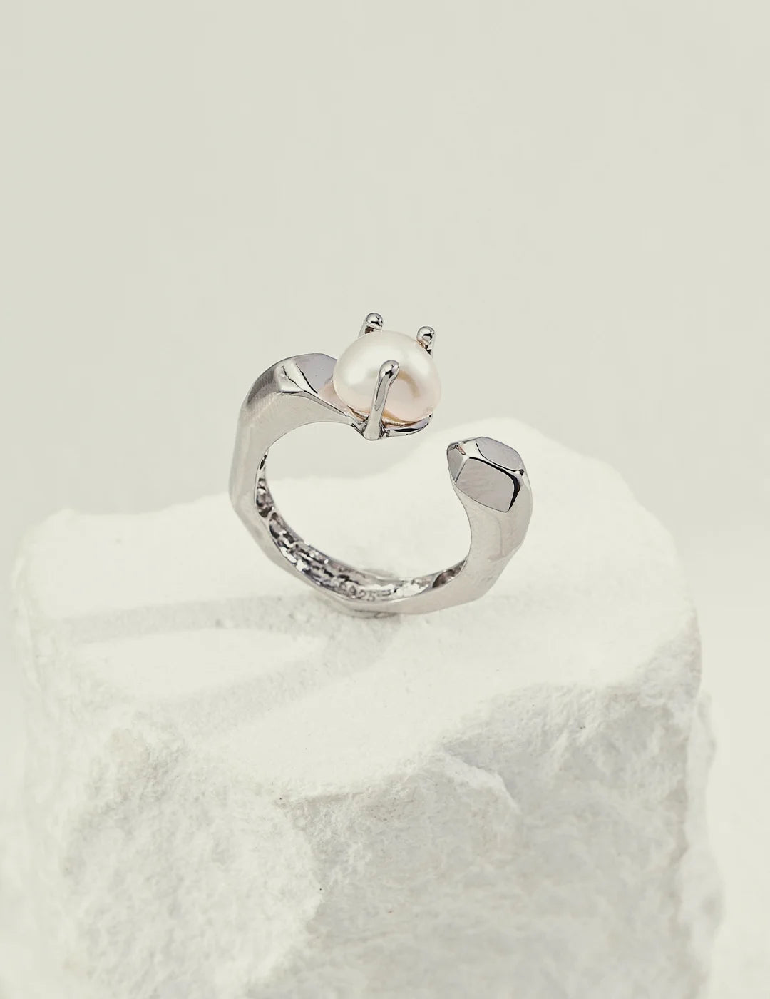 Faceted Pearl Claw Open Ring in silver, 925 sterling silver with a cultured freshwater pearl