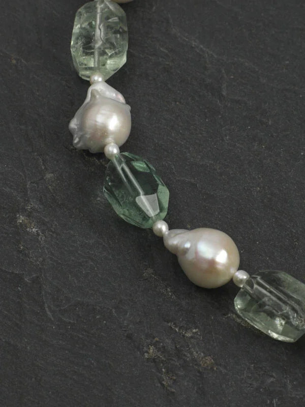 Green quartz stone between baroque pearls and seed pearl spacers, detail
