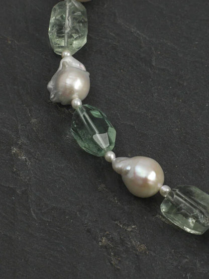 Green quartz stone between baroque pearls and seed pearl spacers, detail