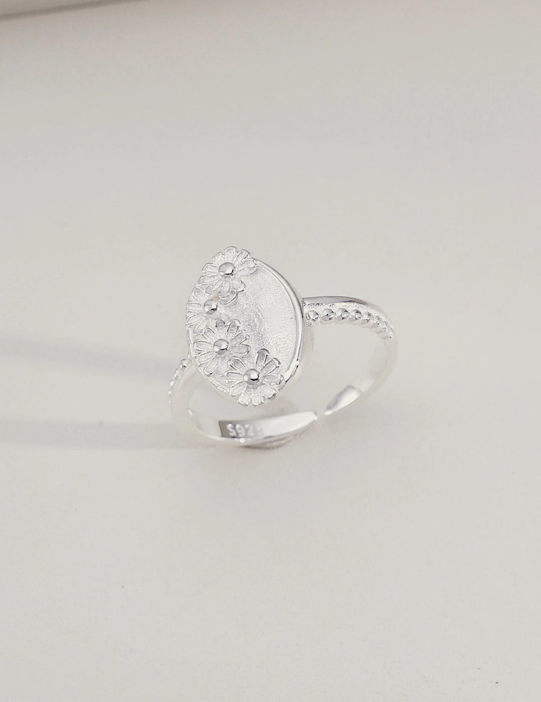 Vintage Daisy Oval Open Ring in 925 sterling silver